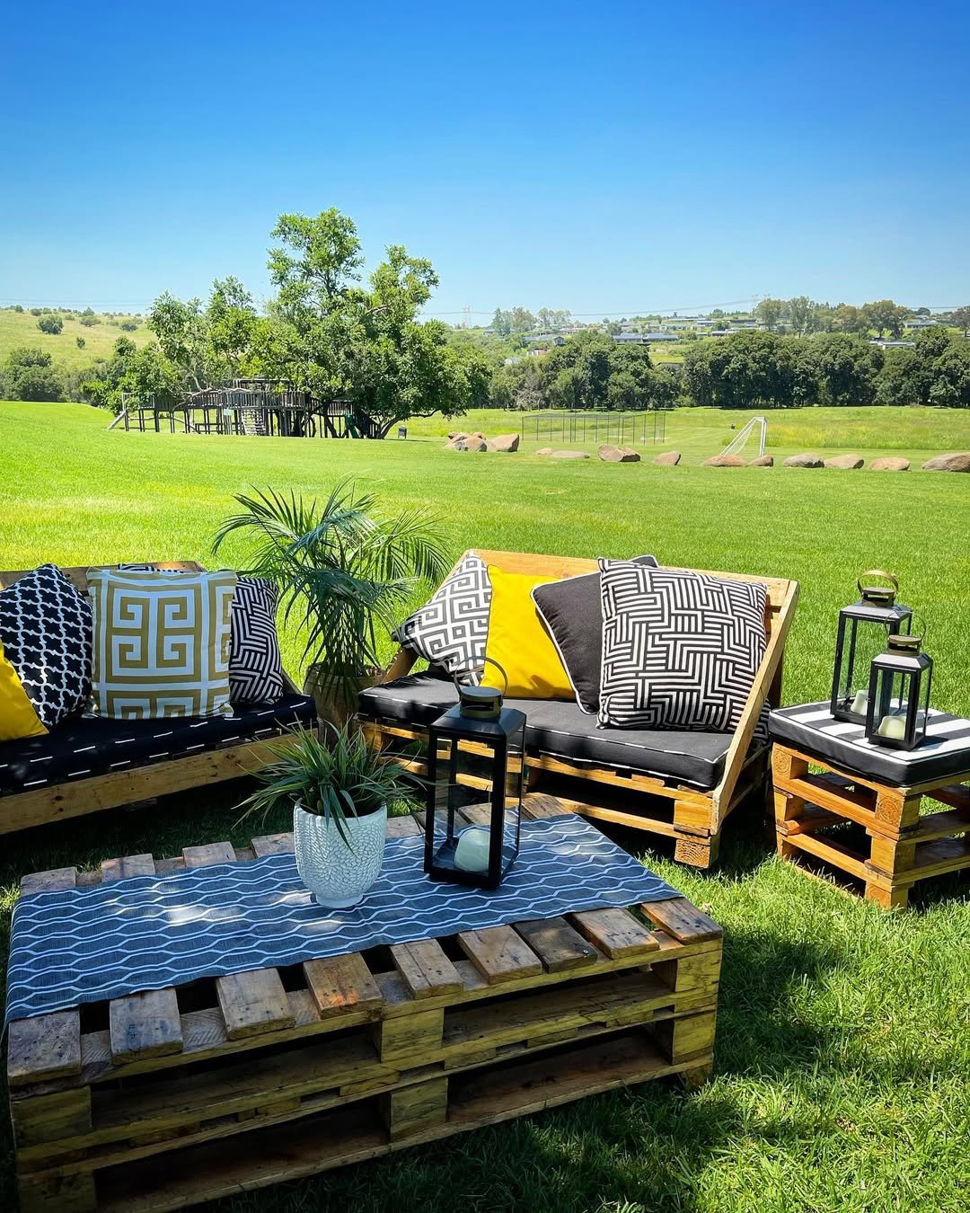 DIY Backyard Pallet Furniture Set