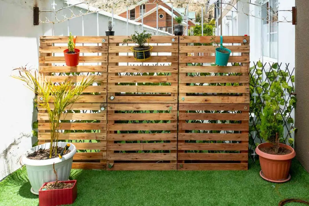 DIY Pallet Fence