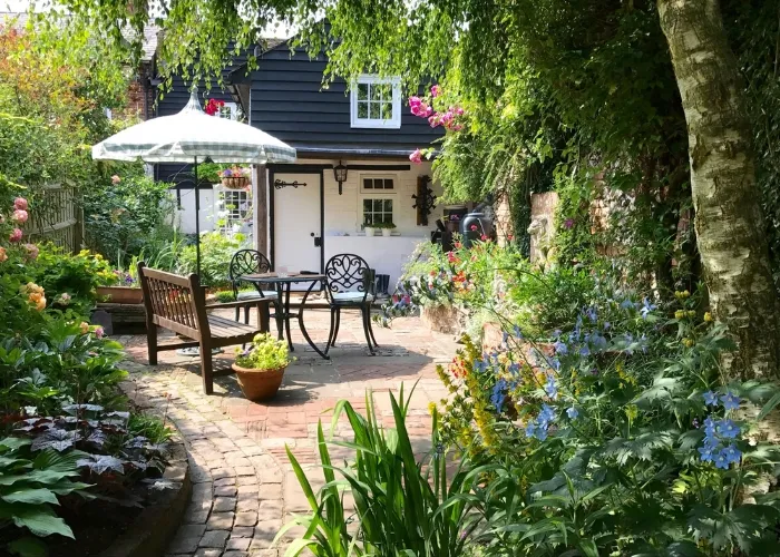 15 Beautiful English Cottage Garden Ideas for a Storybook Backyard