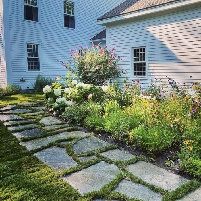 17 Creative Backyard Walkway Ideas to Transform Your Outdoor Space