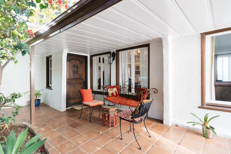 Covered Outdoor Patio in varanda