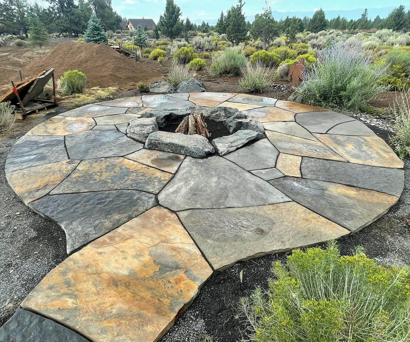 Expansive Flagstone in Natural Fire Pit