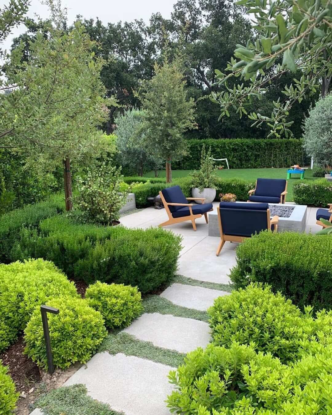 Lush Garden Gravel Fire Pit 