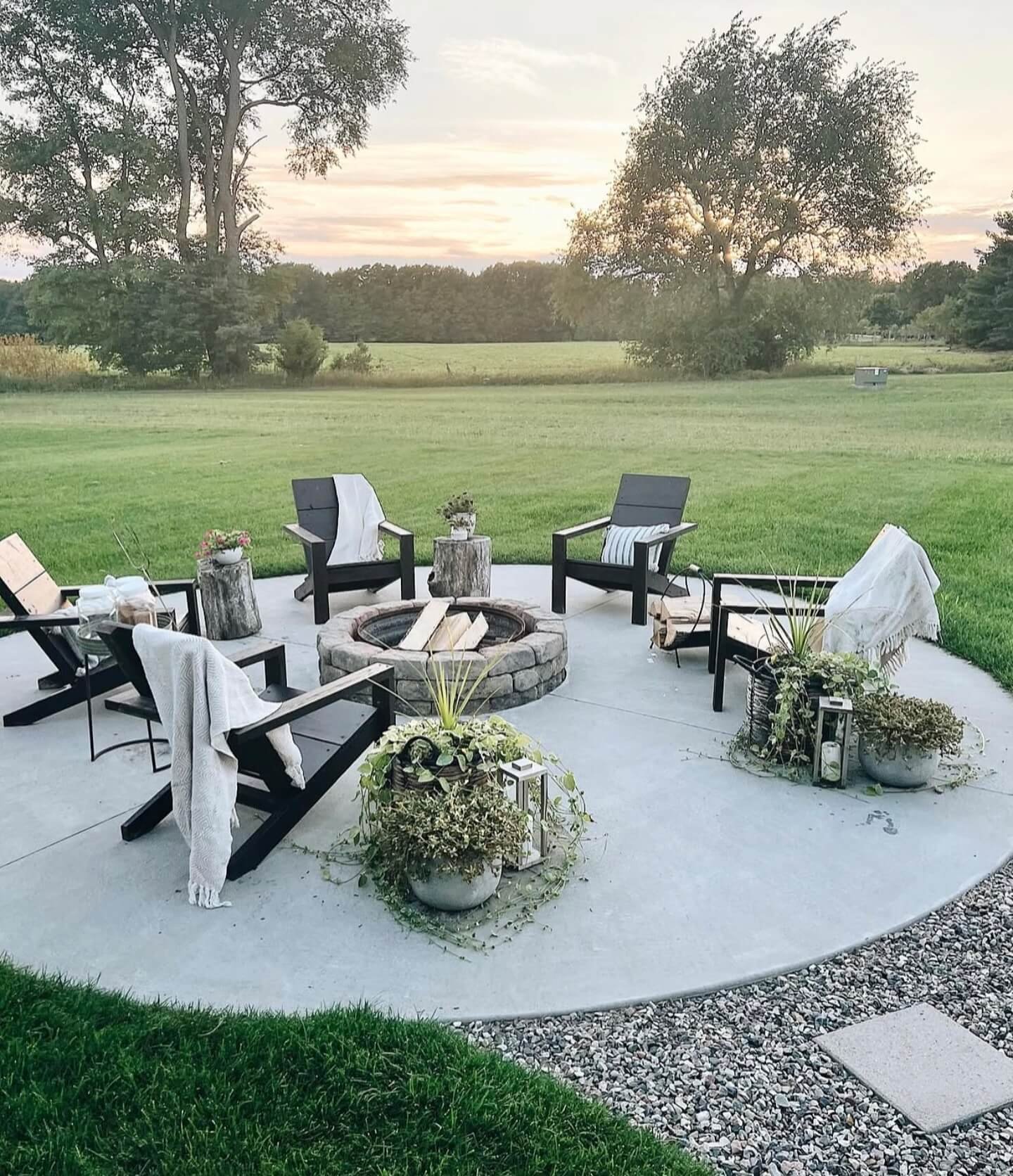  Fire Pit Seating Area Ideas Laid-Back Farmhouse Vibe with Natural Accents