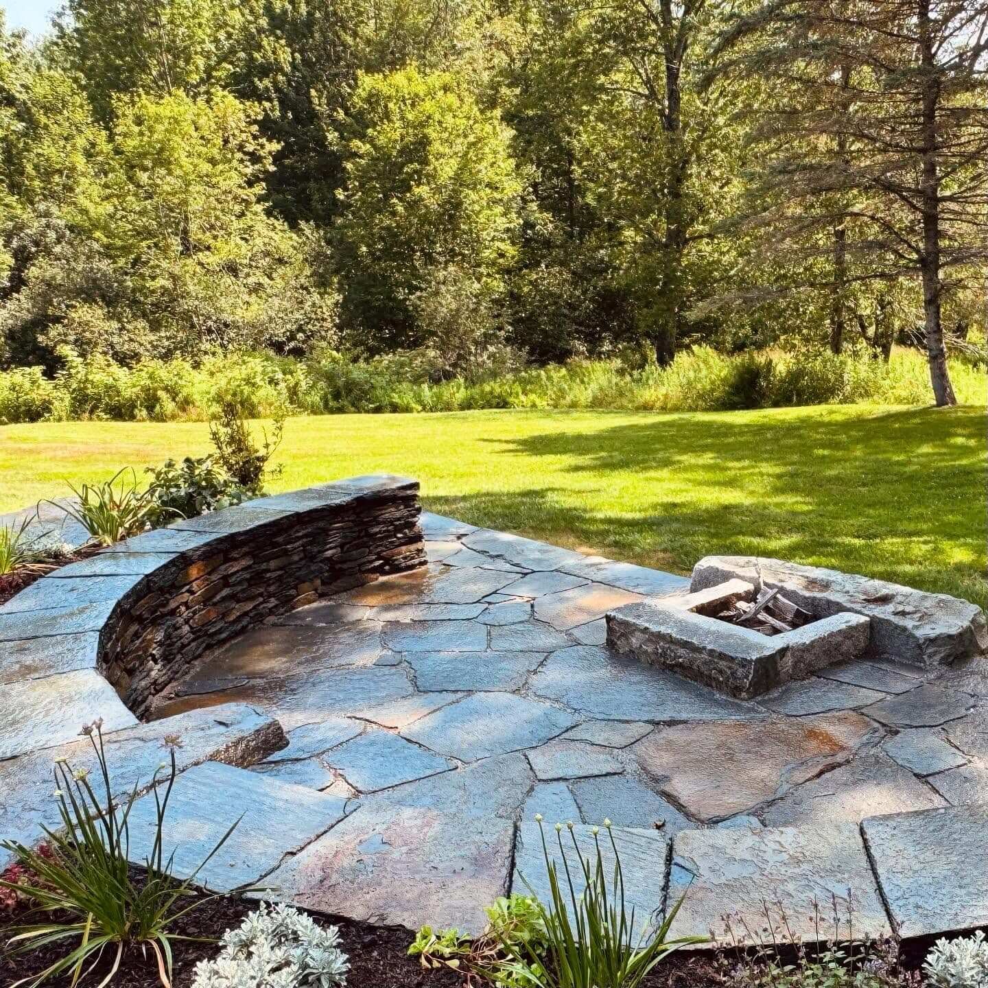Natural Fire Pit Low-Profile Stone Fire Pit with Integrated Bench Wall