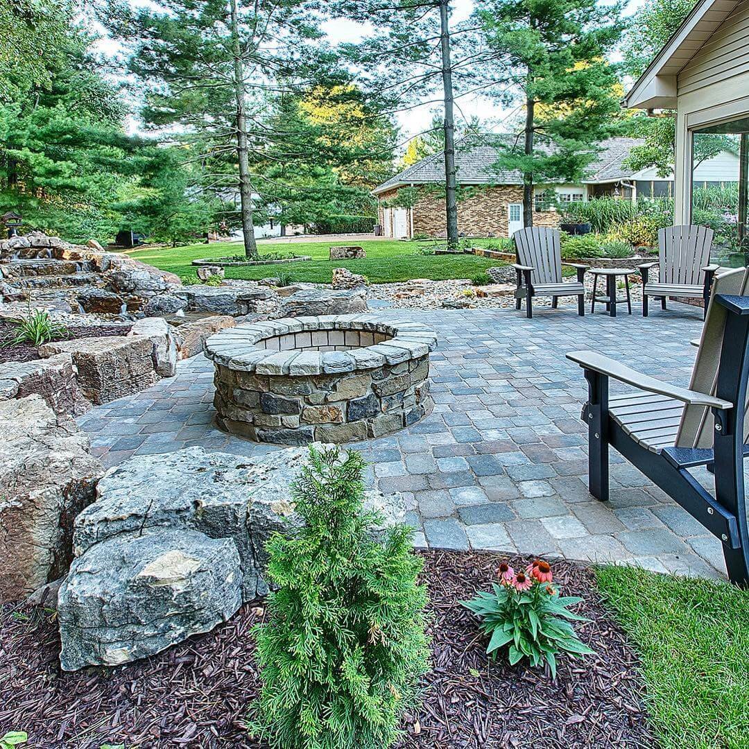 Natural Fire Pit Cottage Garden Fire Pit with Cobblestone Patio