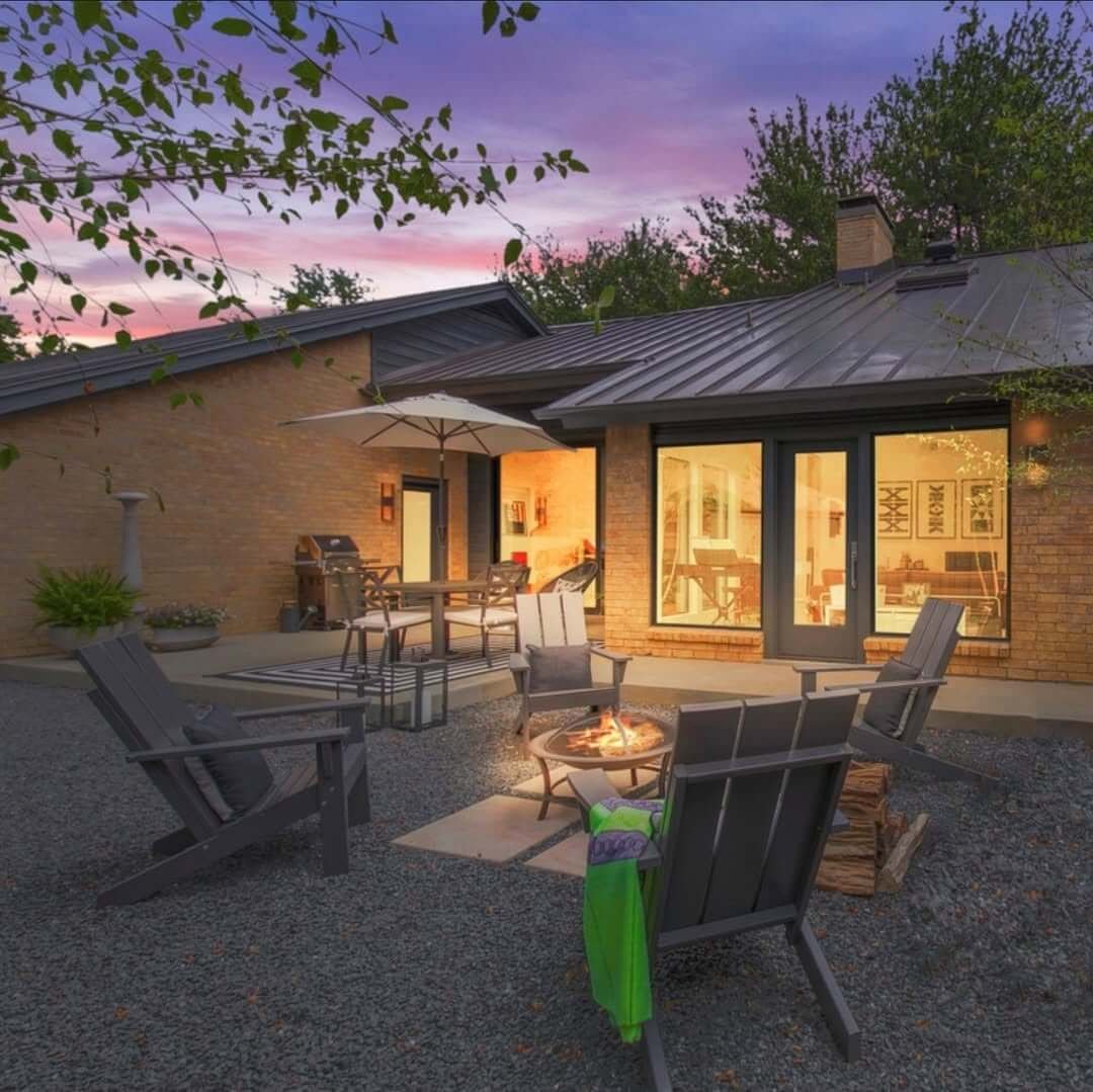 Contemporary Courtyard Gravel Fire Pit 