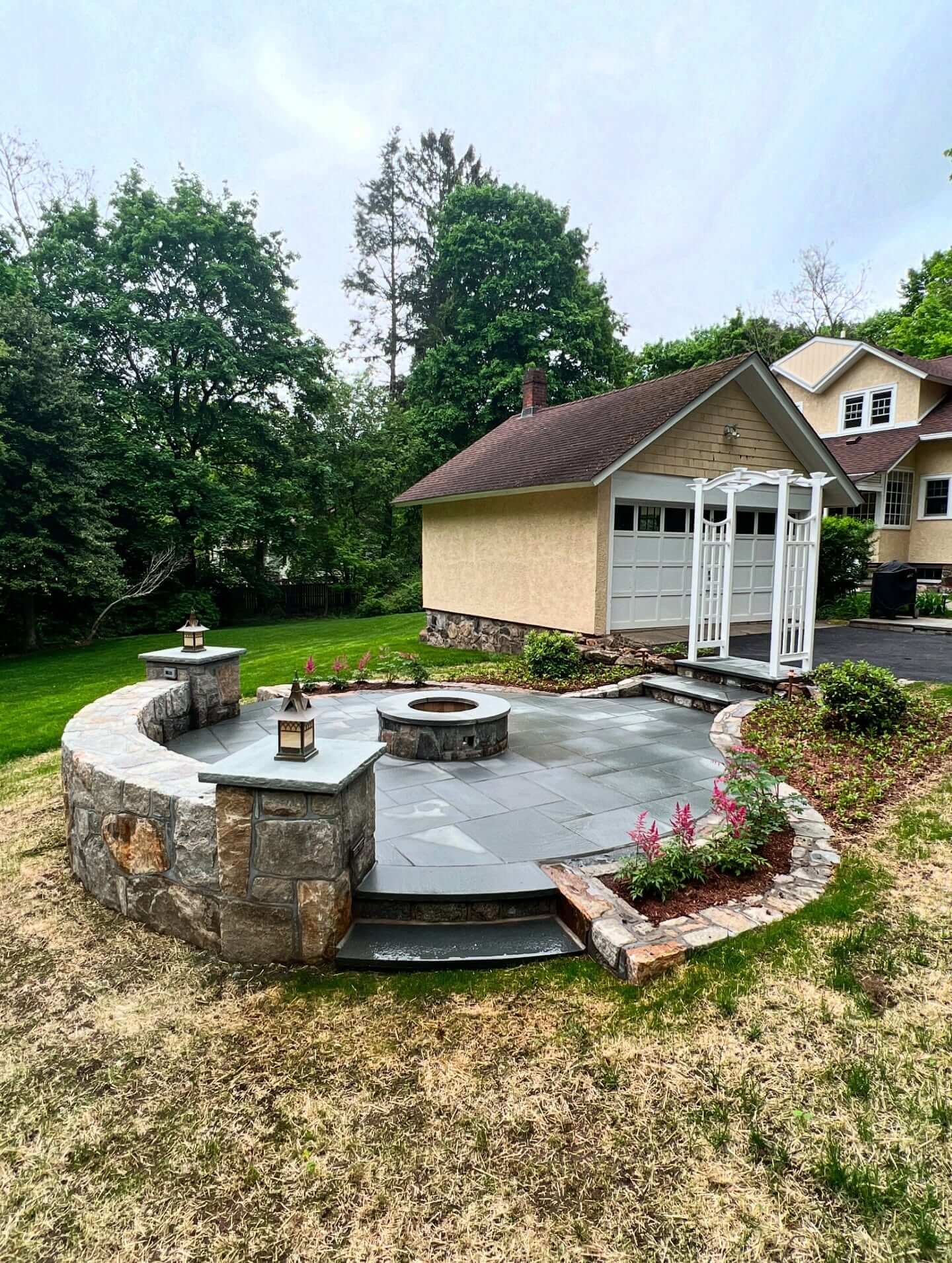 Natural Fire Pit Elevated Stone Patio Fire Pit with Built-In Accents