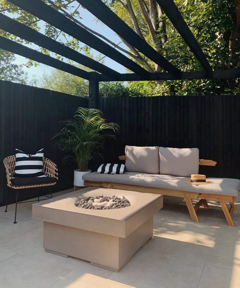 19 Stunning Black Fence Garden Ideas to Elevate Your Outdoor Space