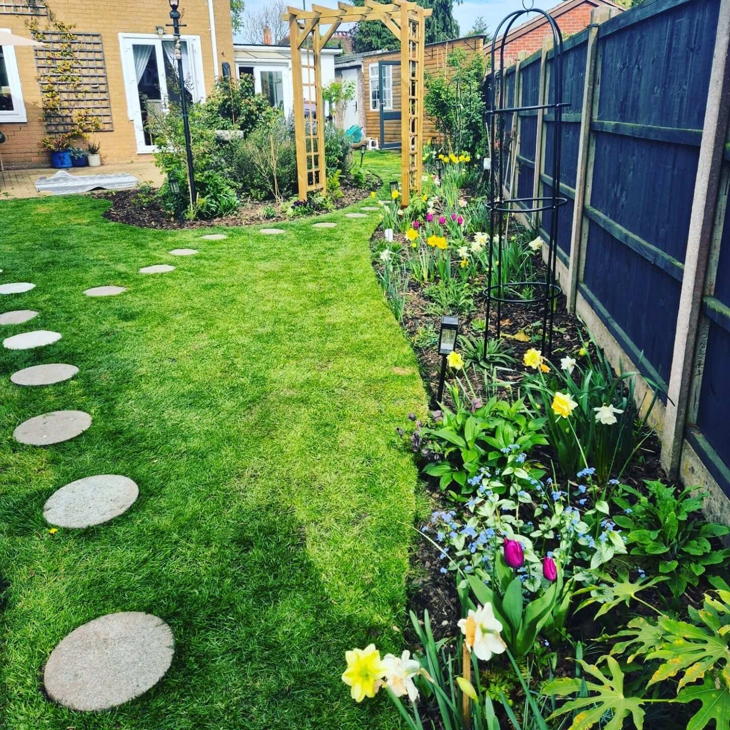 Pathway Accent with Stunning Garden Arch Trellis 