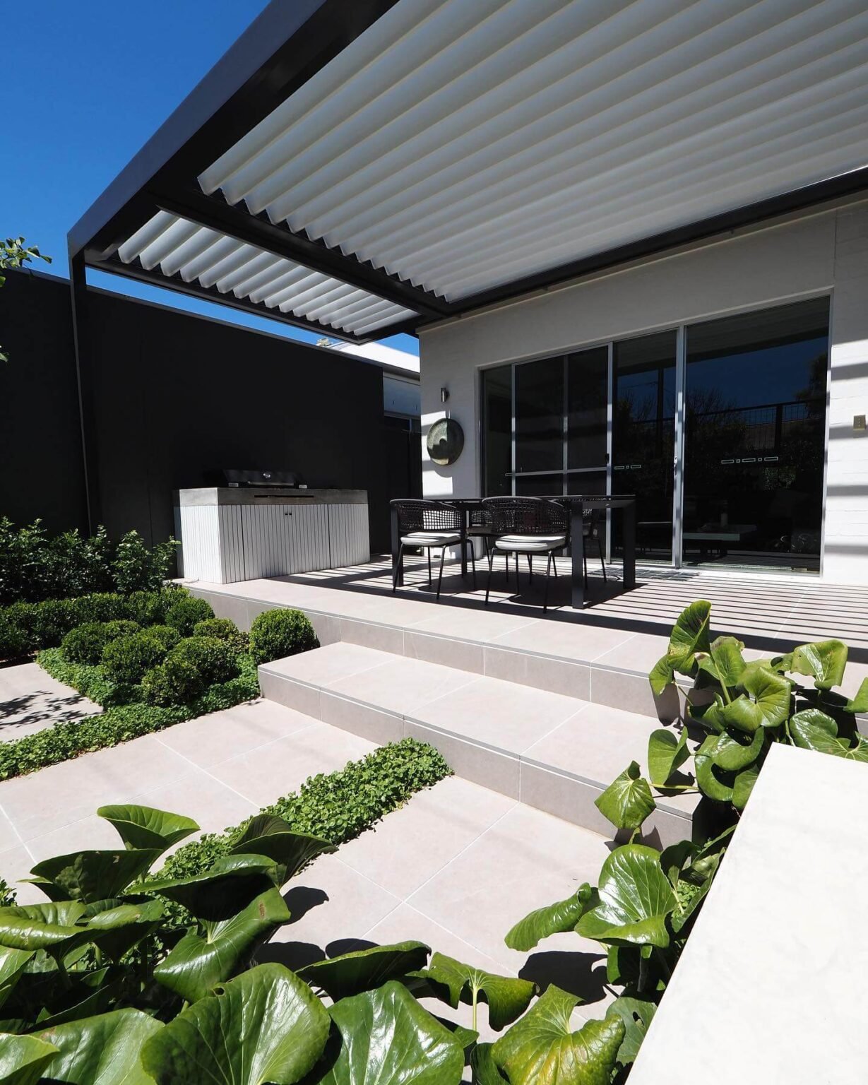 Courtyard Garden Designs That Transform Small Spaces into Serene ...