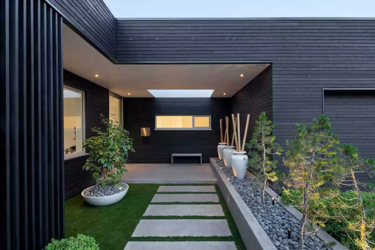 Modern Front Yard Landscaping Decorative Fencing