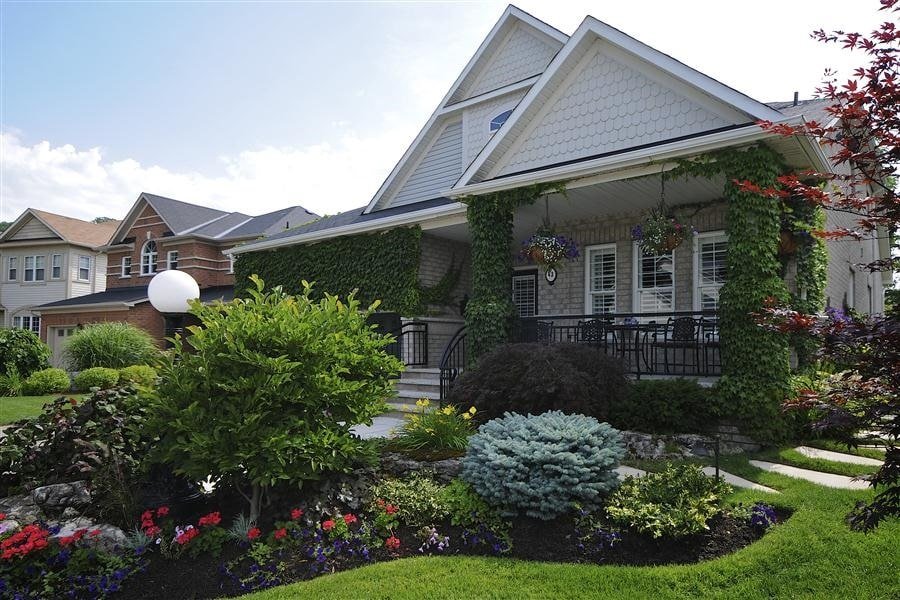 Large Front Yard Landscaping Artistic Sculptures